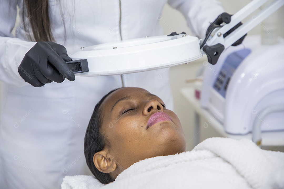 Mulher em estúdio estético com protocolo facial