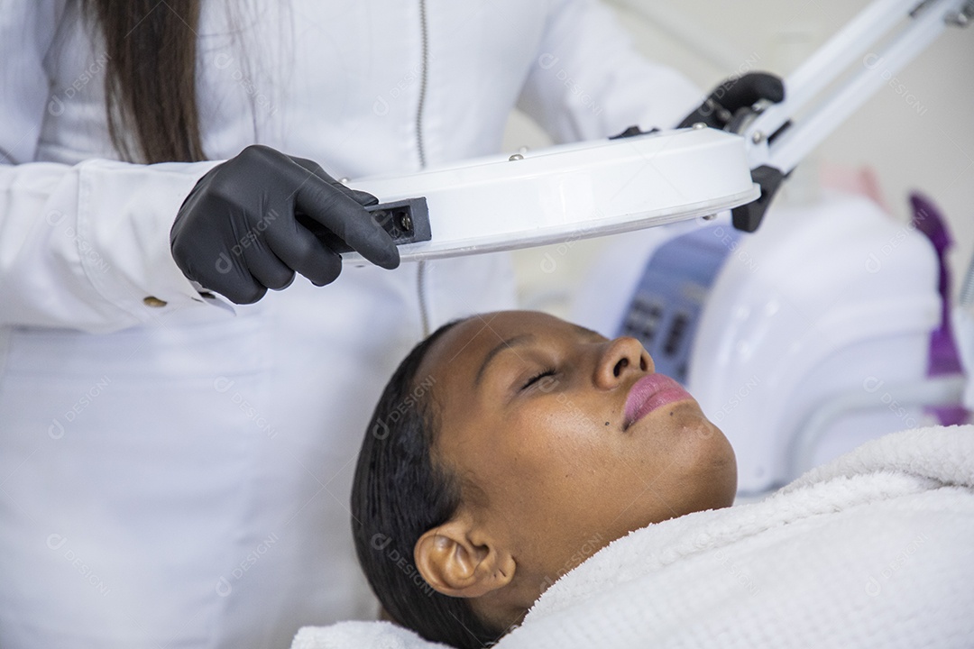 Mulher em estúdio estético com protocolo facial