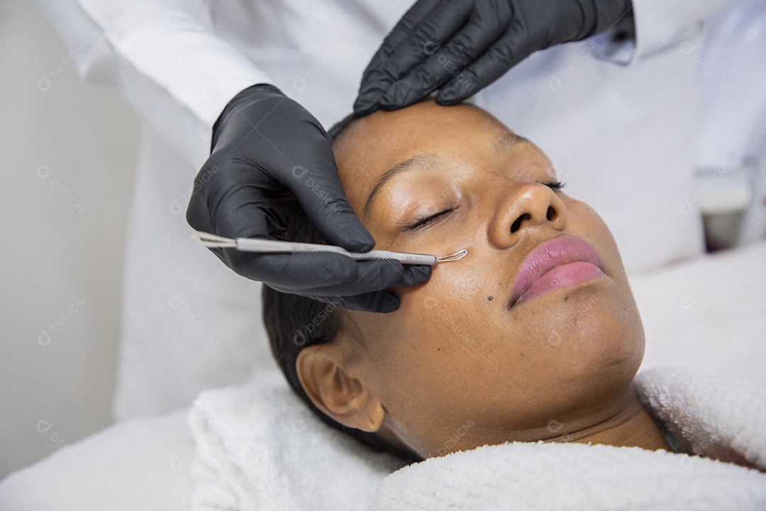 Mulher em estúdio estético com protocolo facial