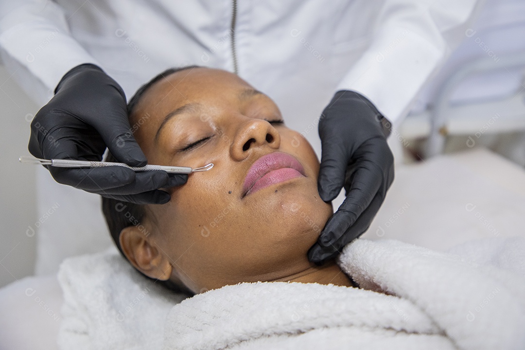 Mulher em estúdio estético com protocolo facial