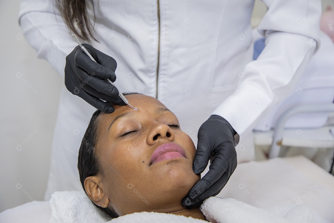 Mulher em estúdio estético com protocolo facial