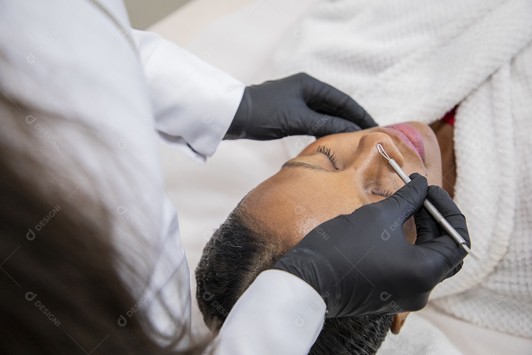 Mulher em estúdio estético com protocolo facial