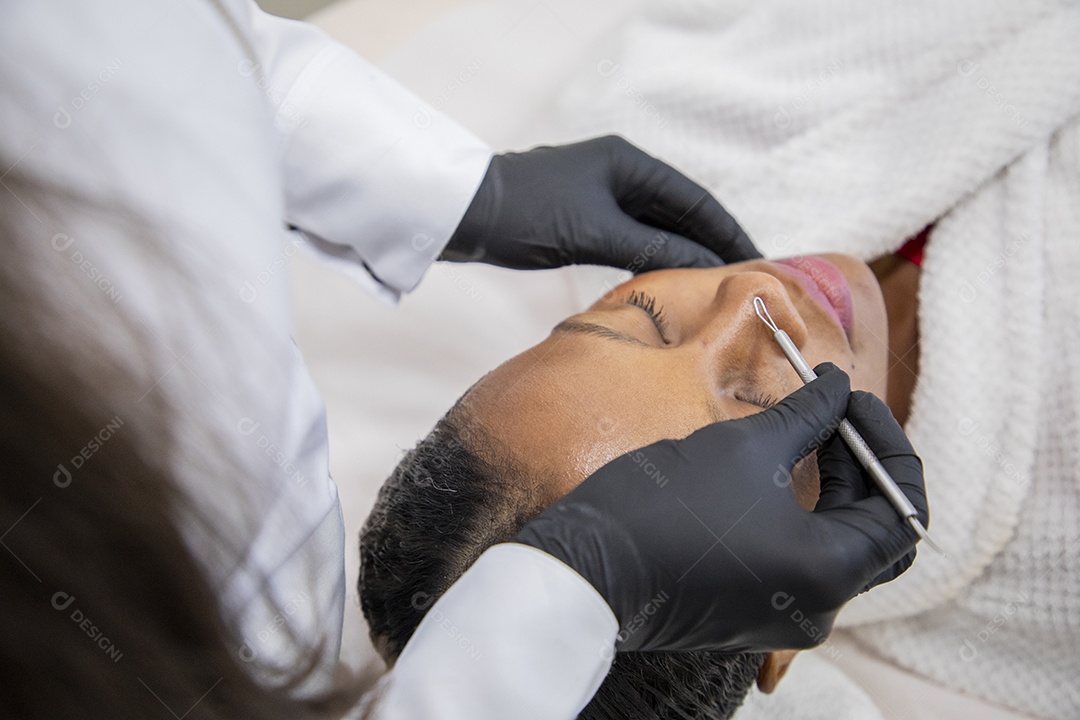 Mulher em estúdio estético com protocolo facial