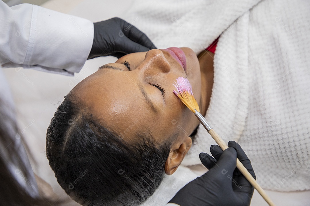 Mascara facial em mulher no estúdio estético