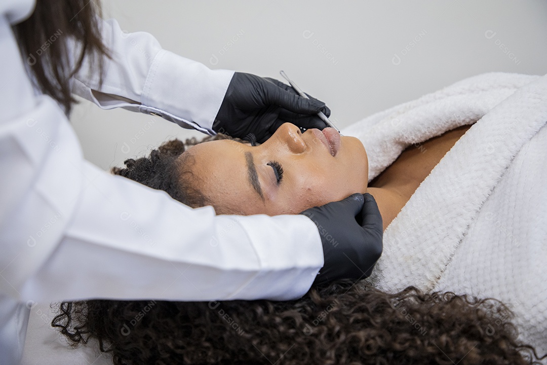 Jovem mulher em estúdio usando protocolo facial