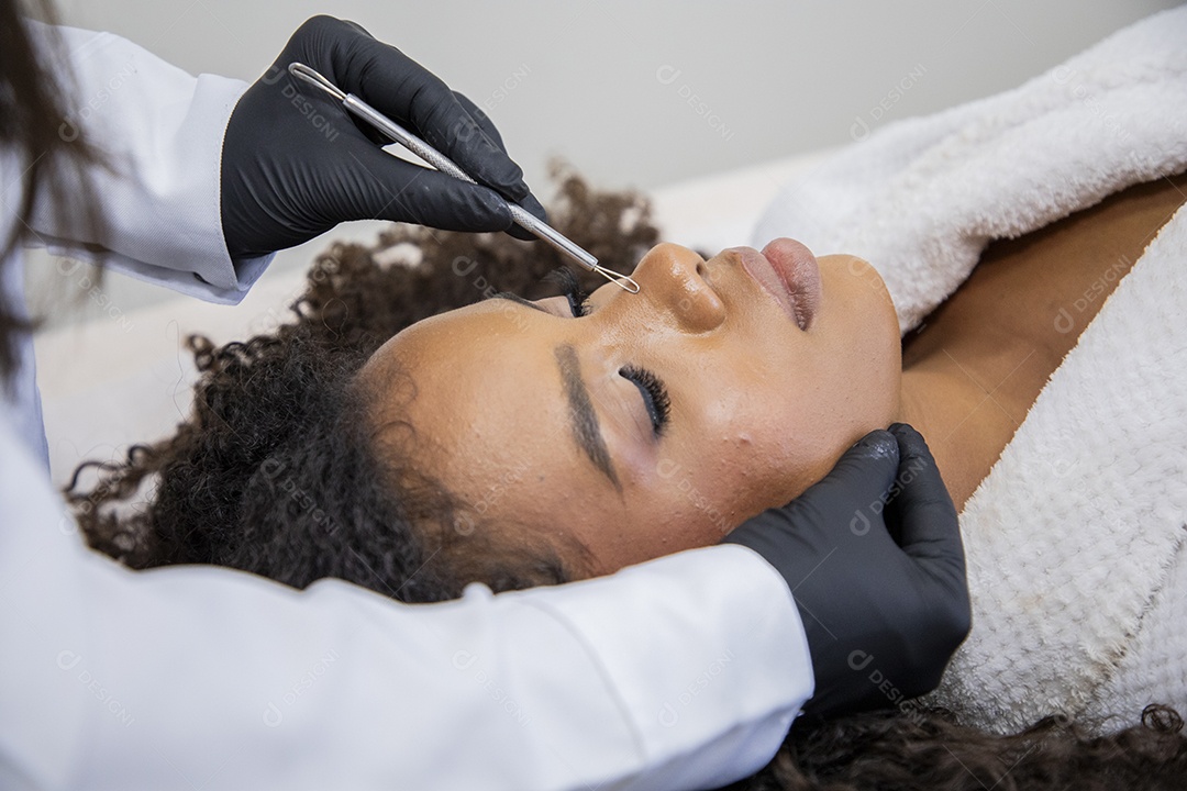 Mulher jovem em procedimento estético