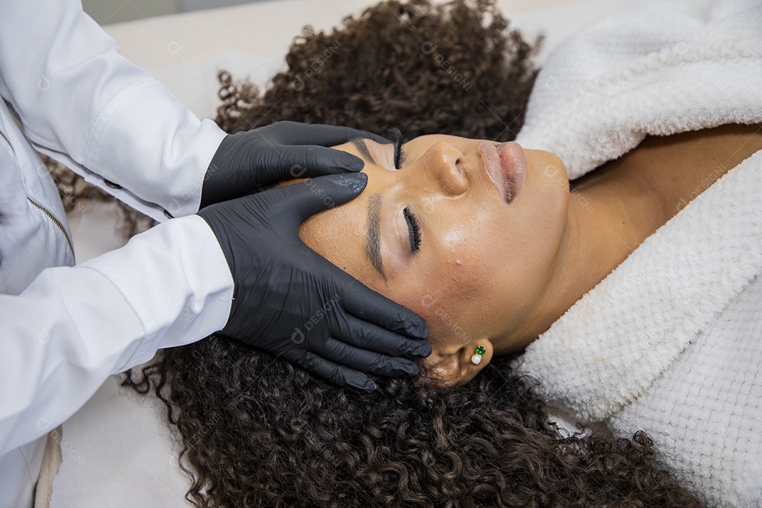 Jovem em estúdio estético usando protocolo de limpeza facial