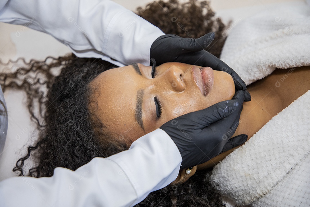 Mulher em estúdio estético com protocolo facial