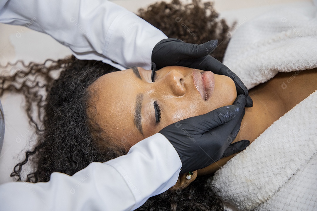 Jovem em estúdio estético usando protocolo de limpeza facial
