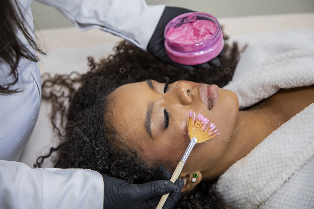 Esteticista usando protocolo de limpeza facial