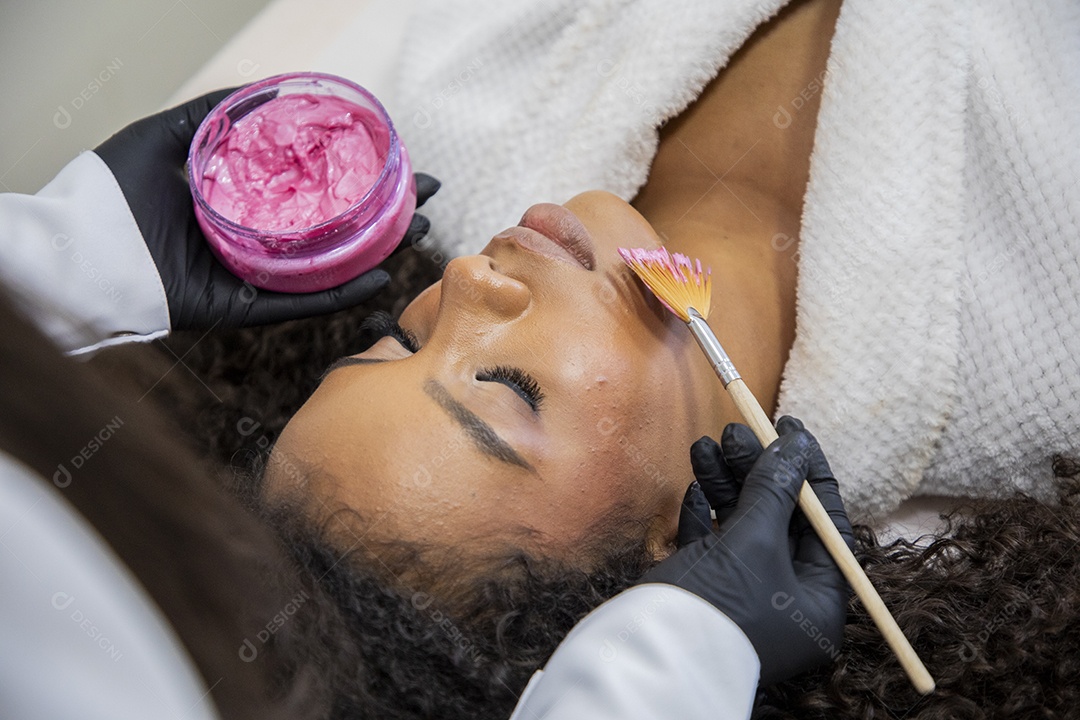 Jovem no estúdio de estética usando protocolo de limpeza