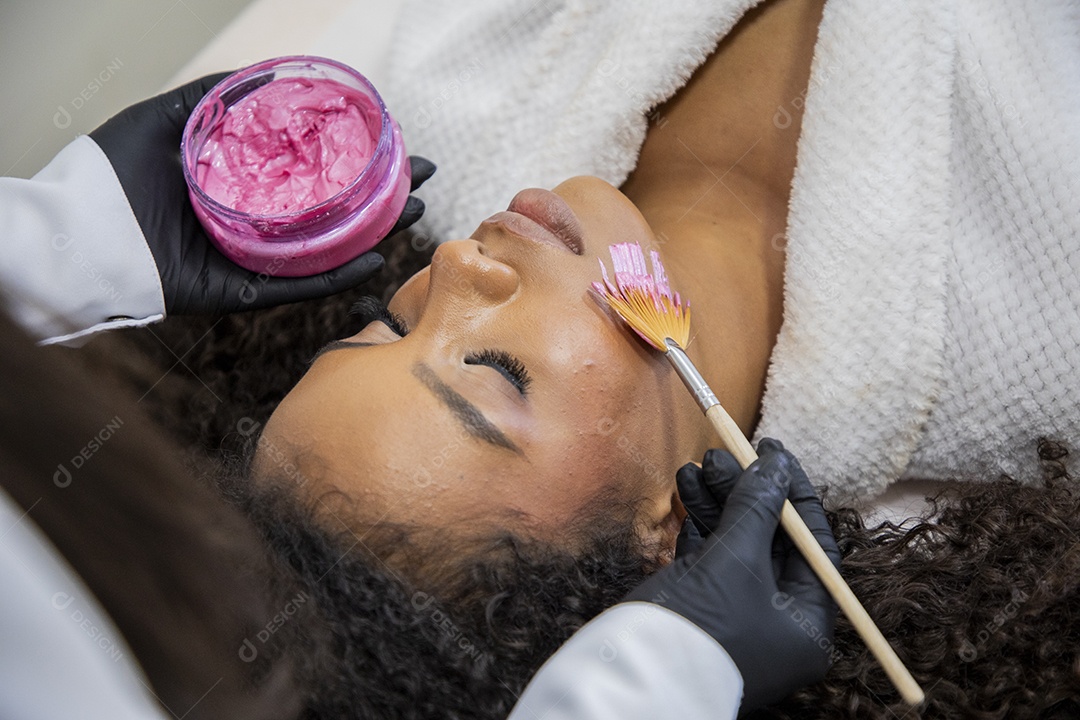 Estúdio de estética jovem com protocolo de limpeza