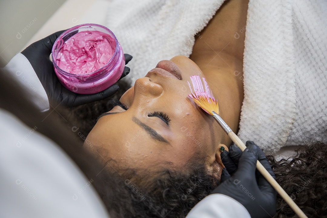 Estúdio de estética jovem com protocolo de limpeza