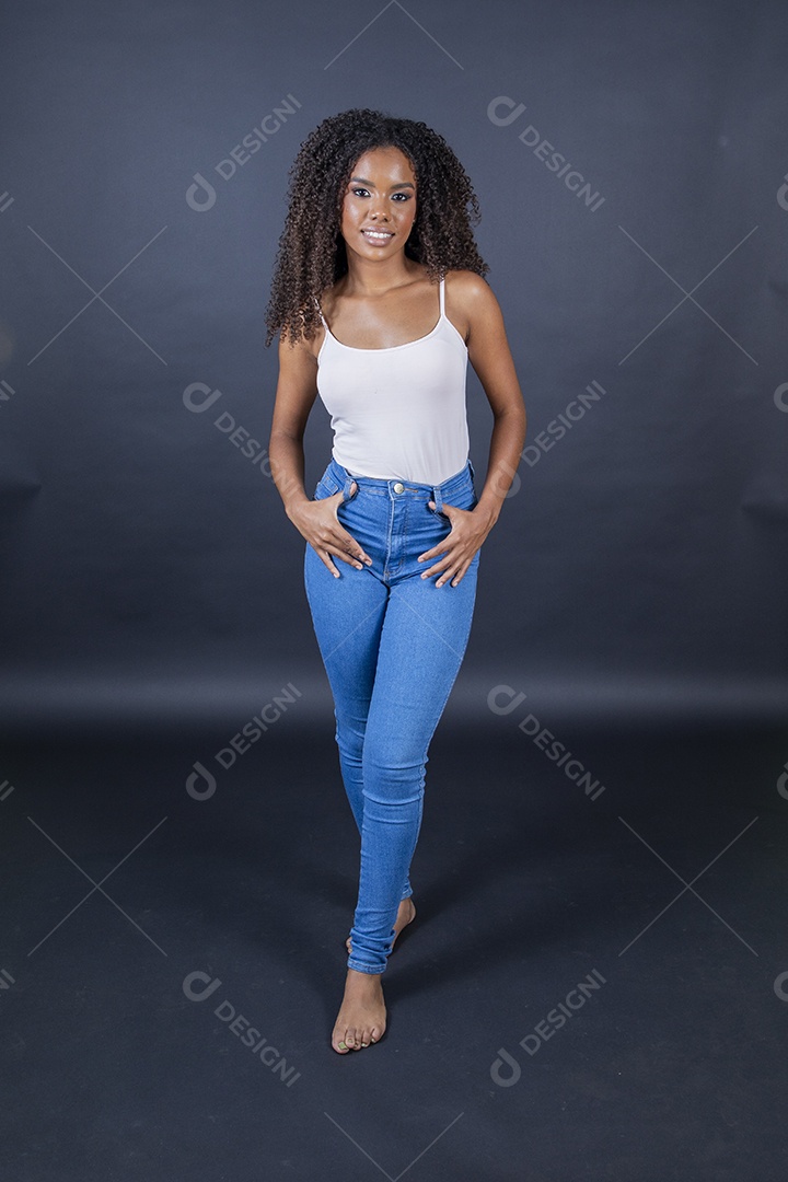 Mulher jovem cacheada sorrindo