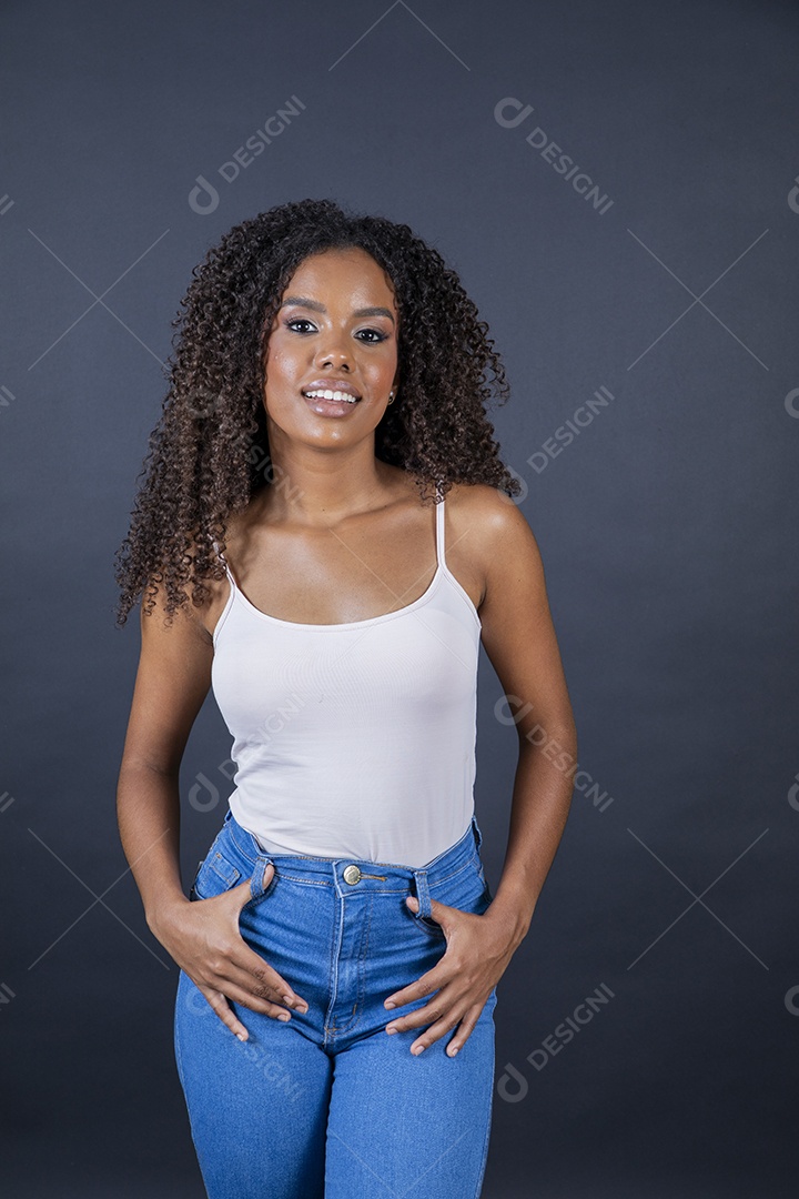 Jovem linda cacheada