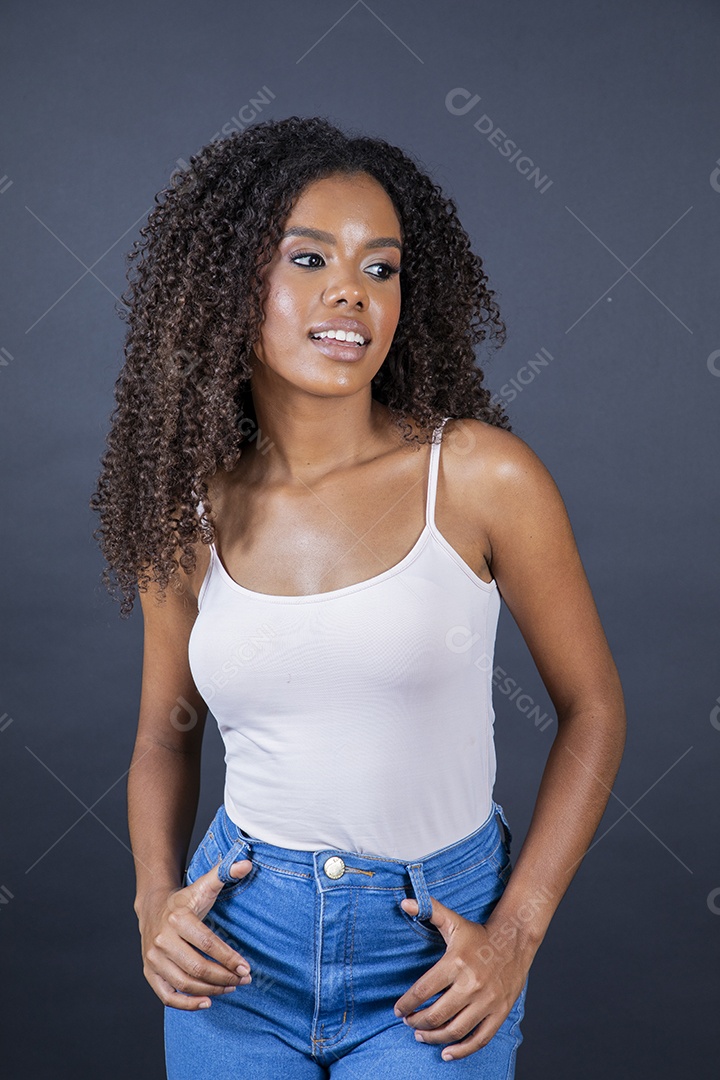 Mulher cacheada morena linda com pose para foto