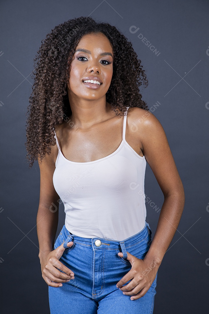 Jovem morena cacheada linda