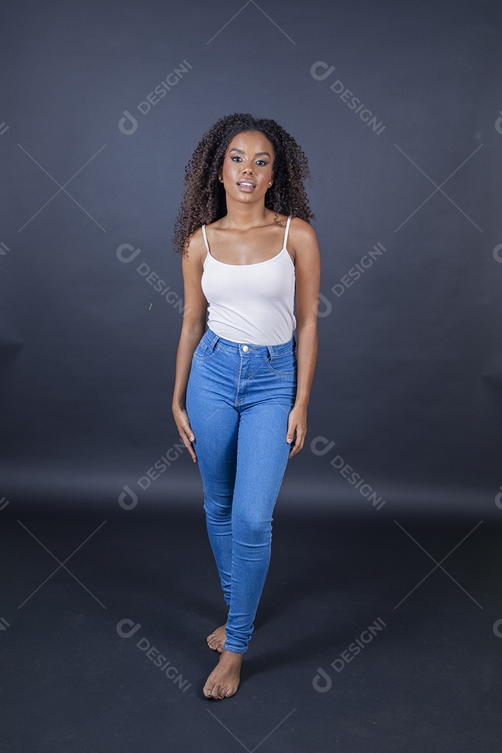 Jovem linda cacheada sorrindo