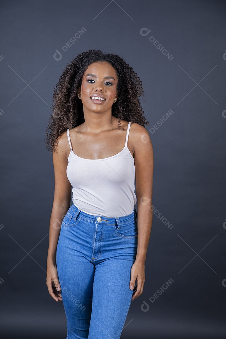 Mulher morena sorridente