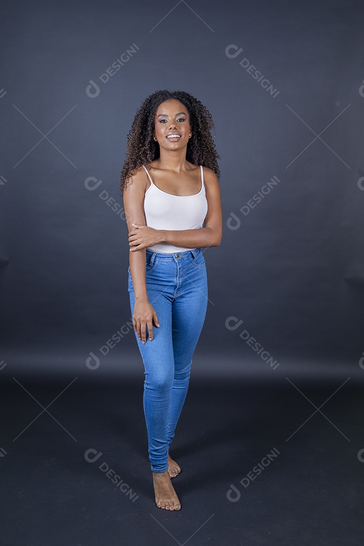 Linda jovem morena sorridente