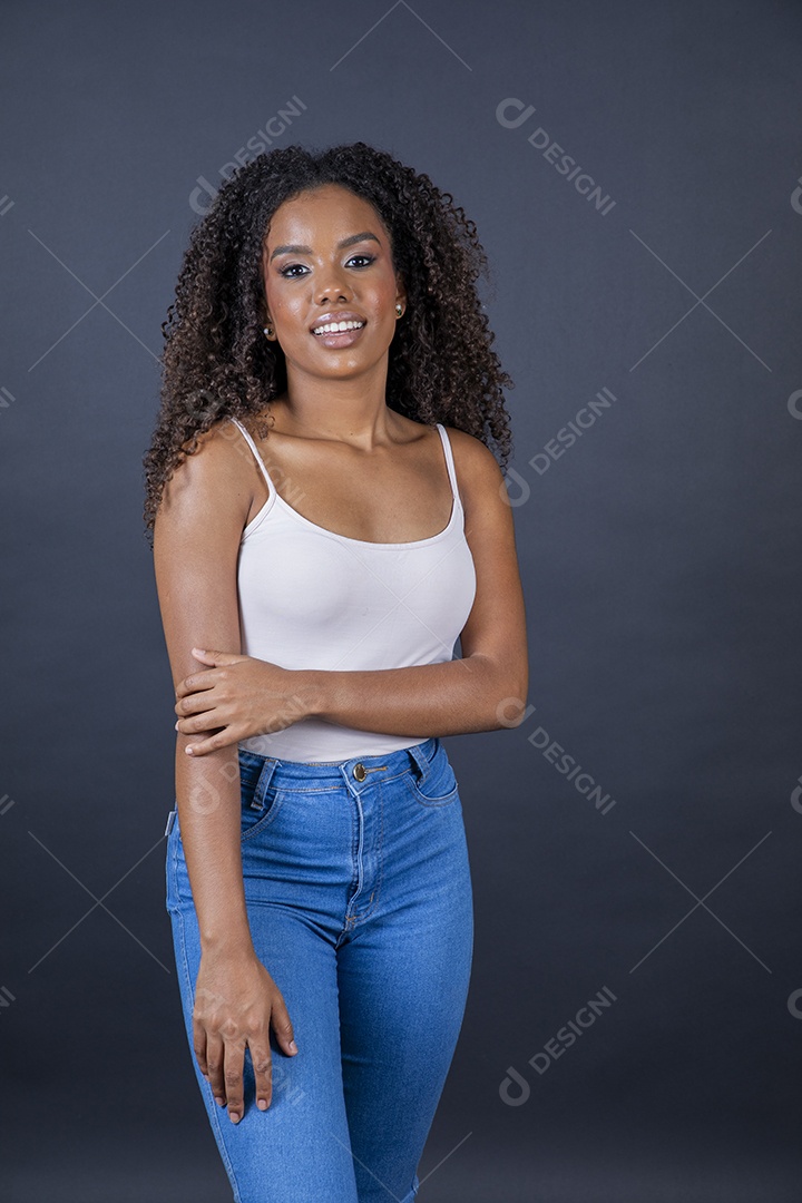 Linda jovem morena sorridente