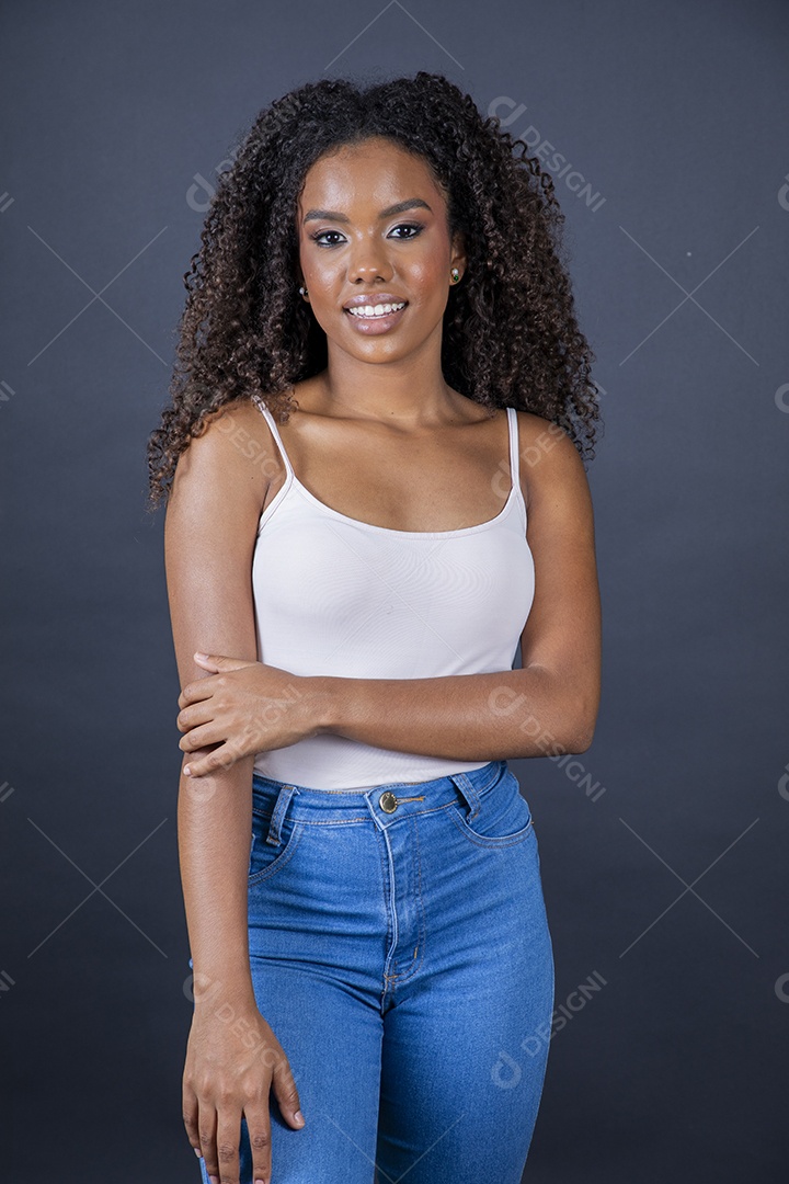 Jovem mulher linda usando jeans