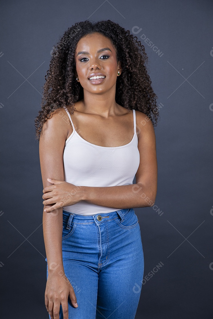 Jovem morena linda usando jeans