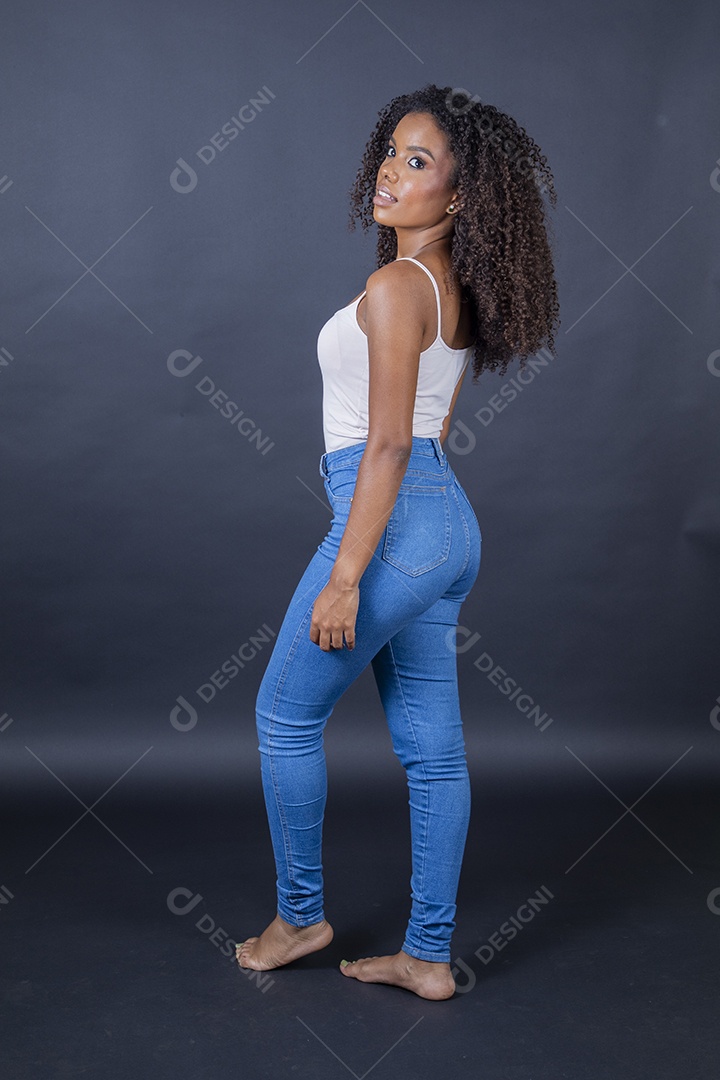 Linda jovem morena usando jeans