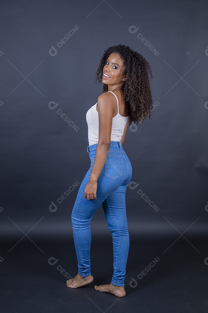 Linda jovem morena usando jeans