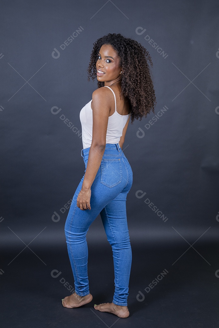 Linda jovem morena usando jeans