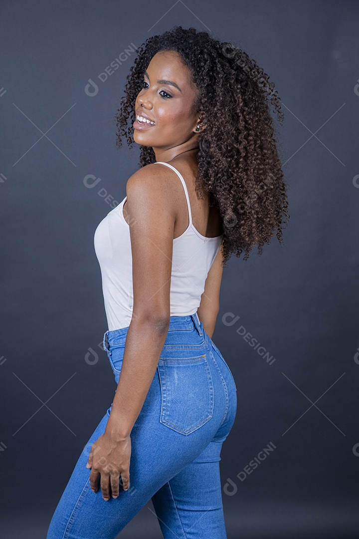 Linda jovem morena usando jeans