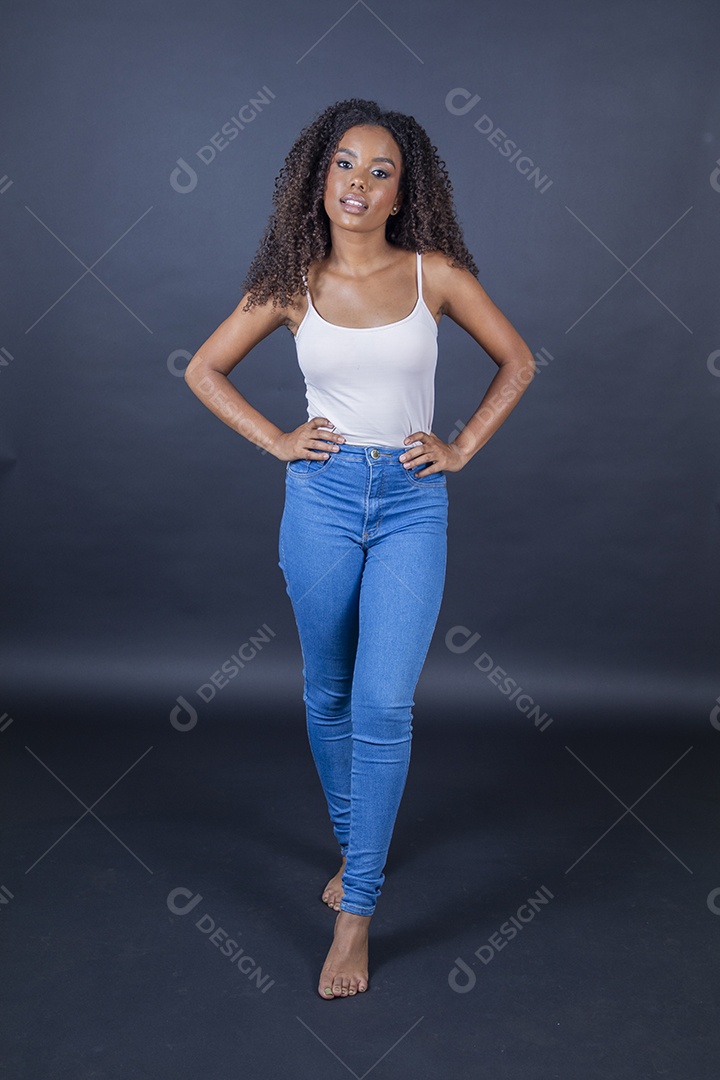 Linda jovem morena usando jeans