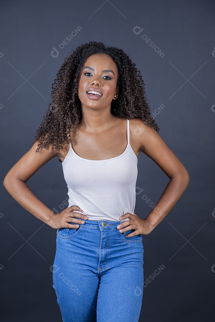 Linda jovem morena usando jeans