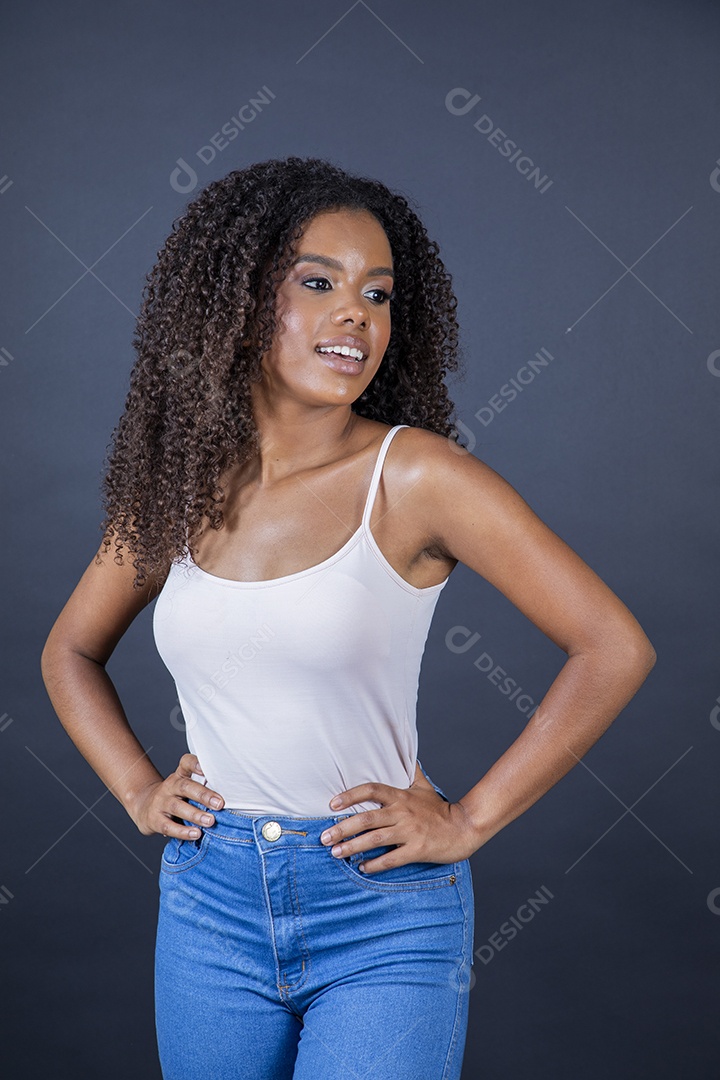 Linda jovem morena usando jeans