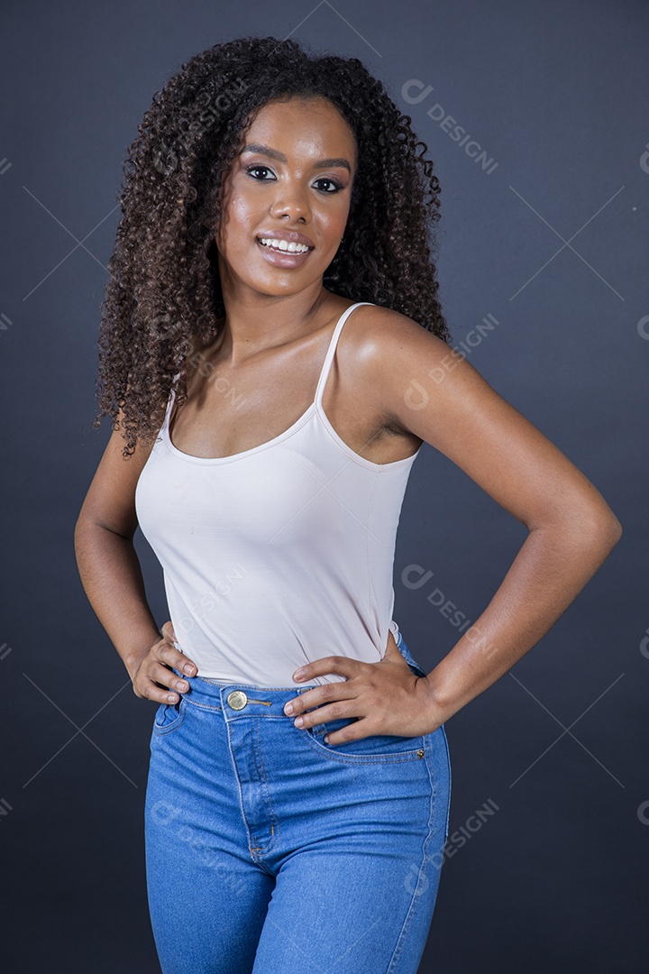 Linda jovem de jeans