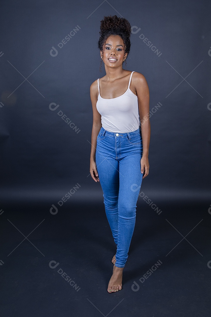 Linda jovem de jeans