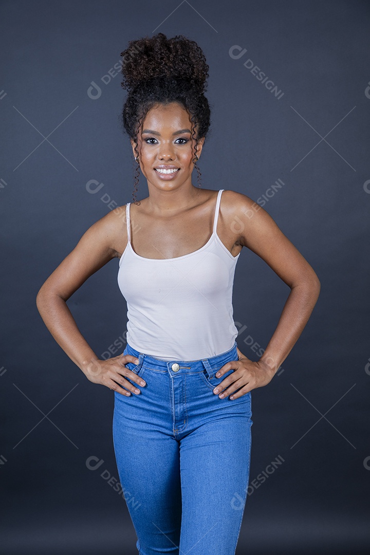 Jovem linda cacheada com pose para foto