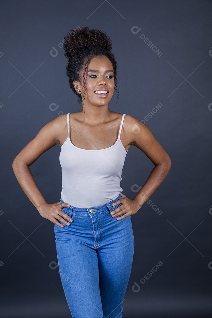 Jovem cacheada linda