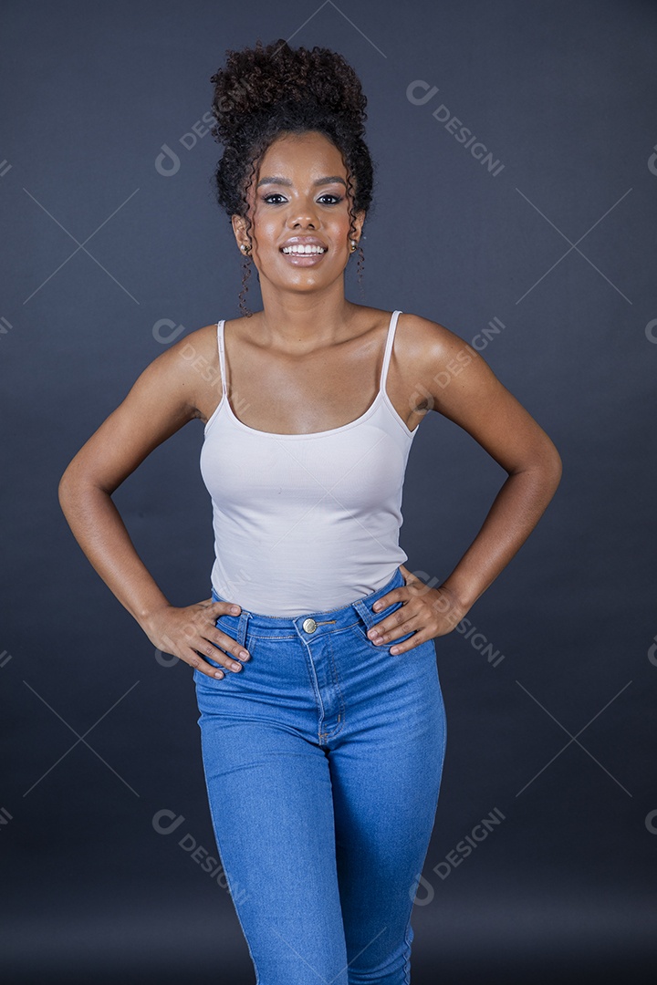 Linda jovem cacheada com coque