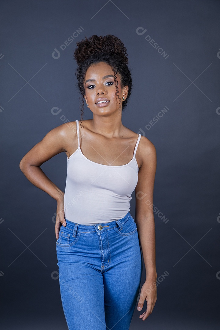 Linda jovem morena usando coque