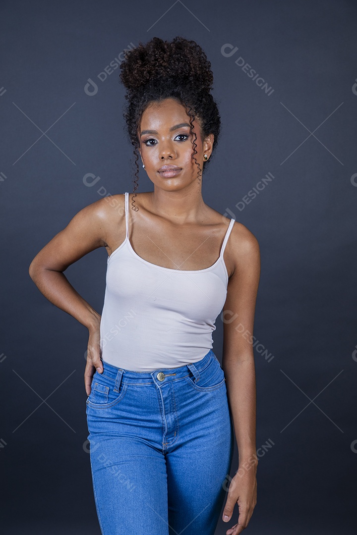 Linda jovem de cabelos cacheado