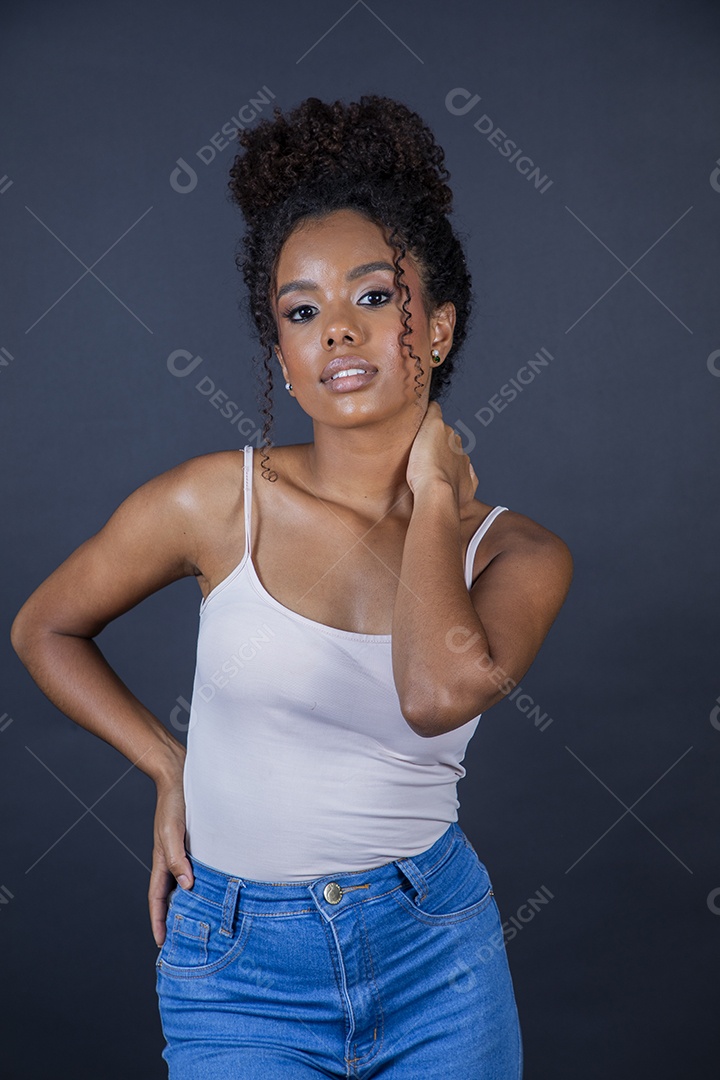 Mulher de cabelos cacheados linda