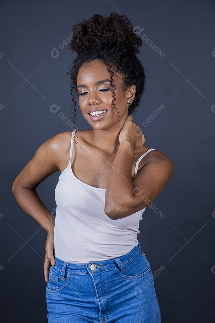 Mulher de cabelos cacheados