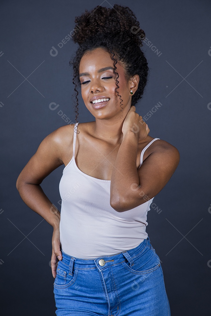 Morena de cabelos cacheados linda