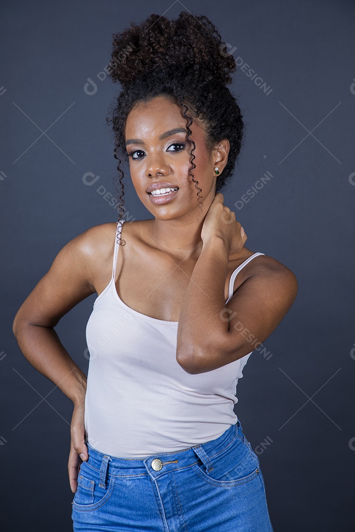 Linda jovem cacheada com coque