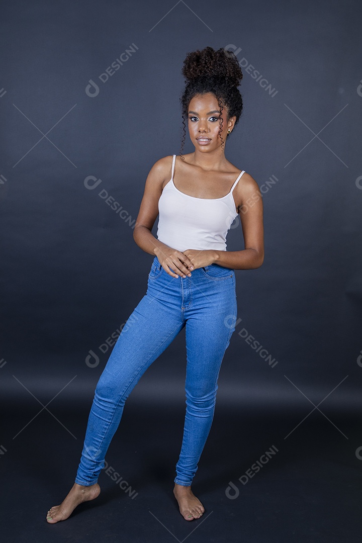 Linda jovem cacheada com coque