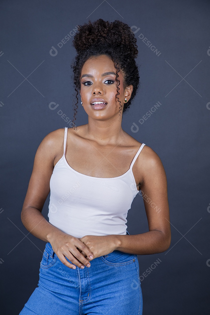 Linda jovem cacheada com coque