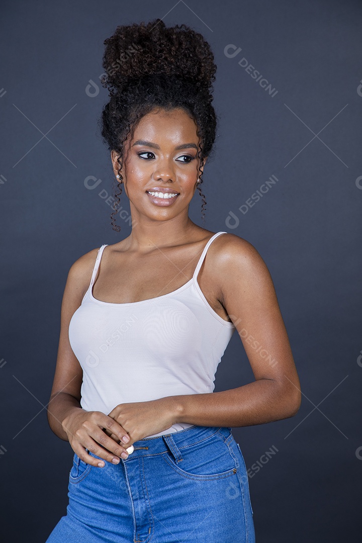 Jovem linda cacheada de coque