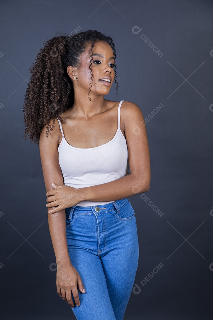 Linda garota jovem morena