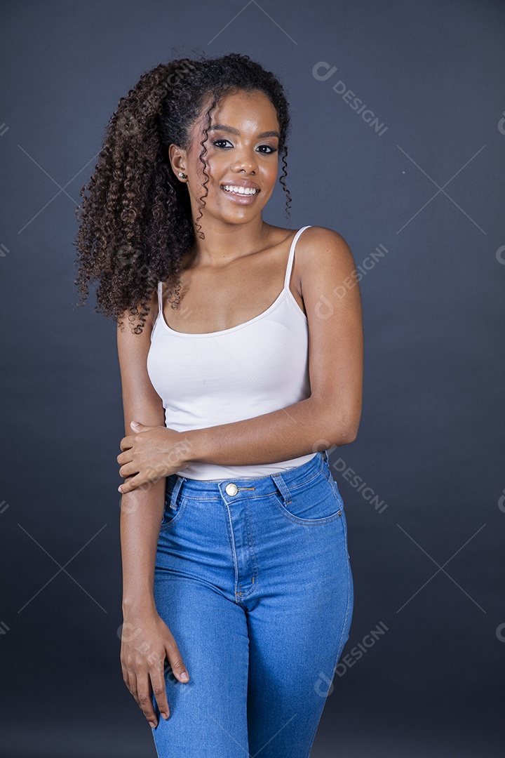 Garota cacheada linda